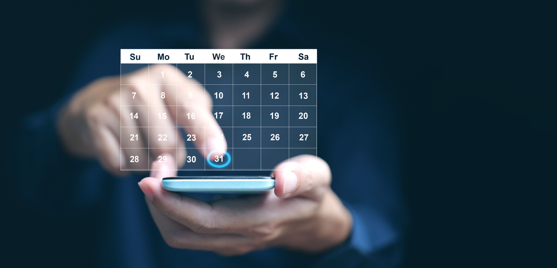 Concetto di pianificazione e gestione del tempo. Un uomo gestisce il suo tempo utilizzando l'interfaccia del calendario sul suo smartphone