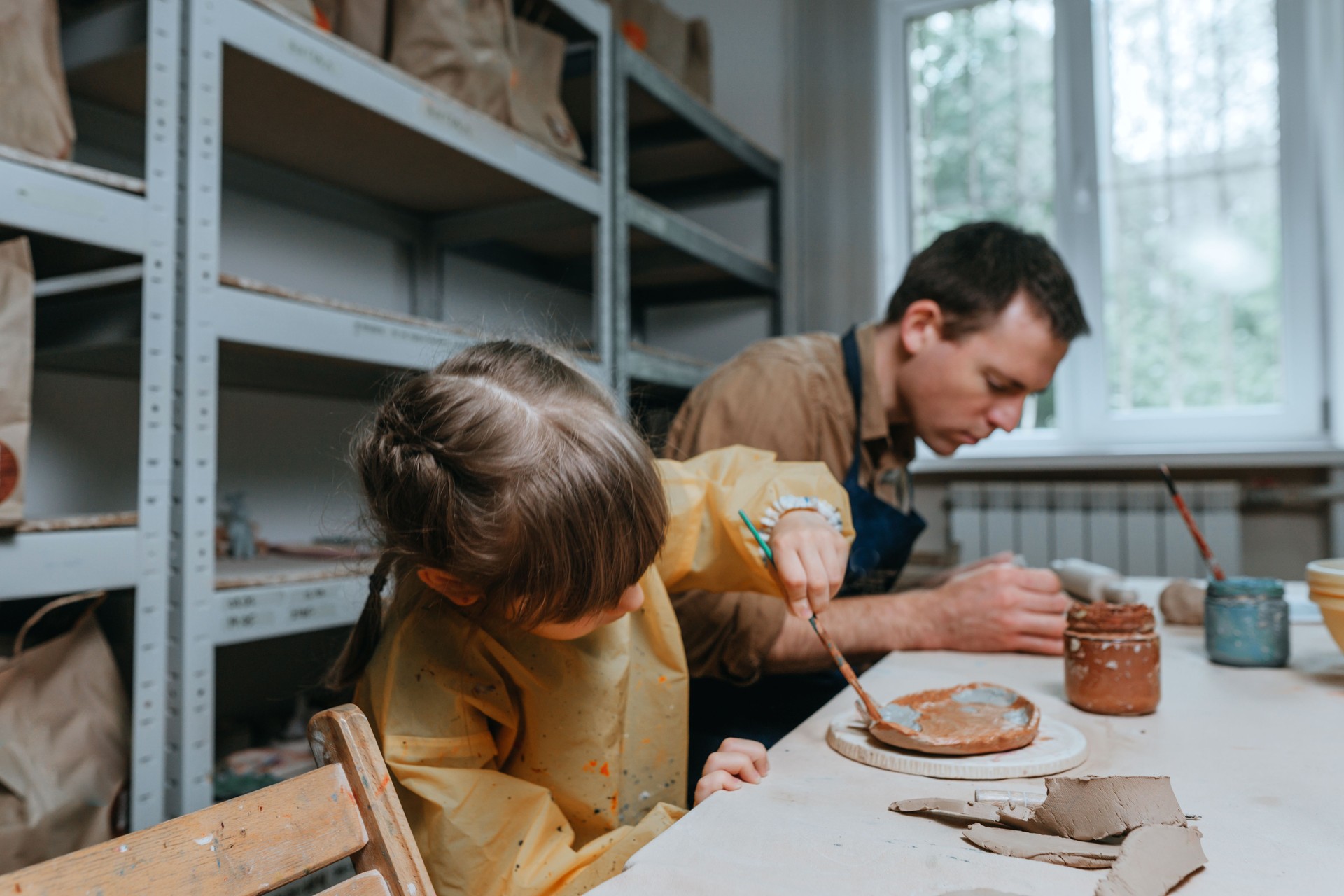 Bambini che festeggiano un compleanno creativo al laboratorio Luméi Ventimiglia